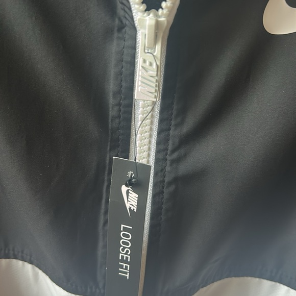 Nike women’s windbreaker jacket - Picture 5 of 9